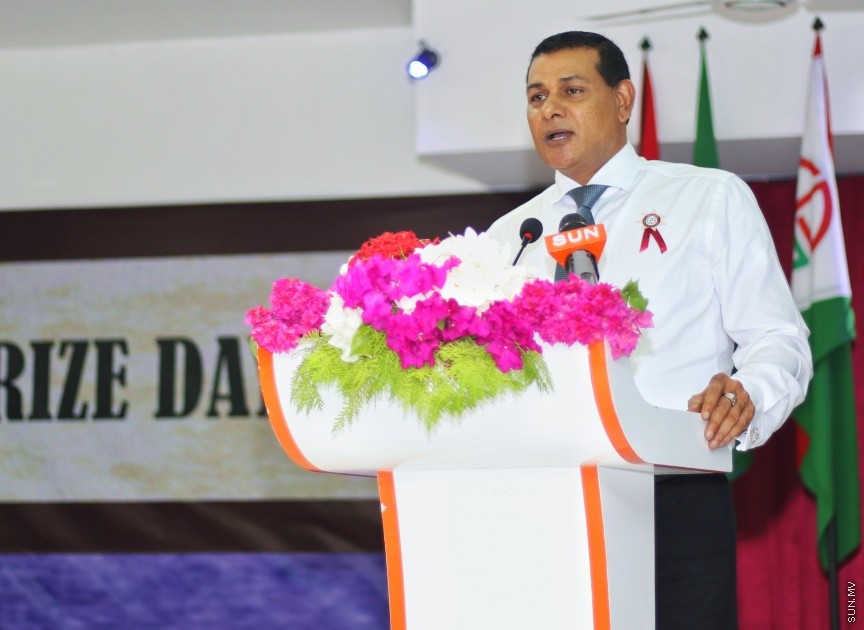 ރޭ ބަނޑިދޫ ސްކޫލުގައި ބޭއްވި އިނާމު ދިނުމުގެ ޖަލްސާގައި ސިޔާމް ވާހަކަފުޅު ދައްކަވަނީ --- ސަން ފޮޓޯ/ އިހްތިޝާމް މުހައްމަދު
