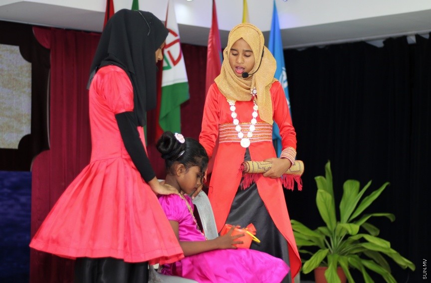 ދ. ބަނޑިދޫ ސްކޫލުގައި ރޭ ބޭއްވި އެ ސްކޫލުގެ އިނާމު ދިނުމުގެ ޖަލްސާގެ ތެރެއިން: އެ ސްކޫލުގެ މޮޅު ދަރިވަރަކަށް ހޮވިފައިވަނީ ނަޔާޒް --- ސަން ފޮޓޯ/ އިހްތިޝާމްް މުހައްމަދު