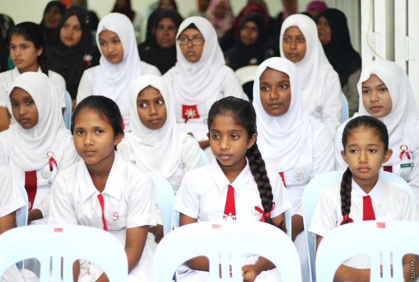 ދ. ބަނޑިދޫ ސްކޫލުގައި ރޭ ބޭއްވި އެ ސްކޫލުގެ އިނާމު ދިނުމުގެ ޖަލްސާގެ ތެރެއިން: އެ ސްކޫލުގެ މޮޅު ދަރިވަރަކަށް ހޮވިފައިވަނީ ނަޔާޒް --- ސަން ފޮޓޯ/ އިހްތިޝާމްް މުހައްމަދު