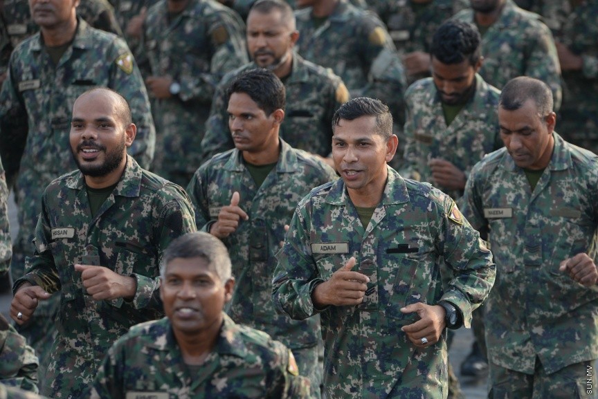 ނަޞްރުގެ ދުވަހުގެ މުނާސަބަތުގައި އެމްއެންޑީއެފުން ކުރިޔައްގެންދިޔަ  "ވިކްޓްރީ ރަން":  "ވިކްޓްރީ ރަން" އަކީ އަސްކަރިއްޔާތަކުގައި ކާމިޔާބީ ފާހަގަކުރުމަށާއި އަސްކަރީ ސަފުތަކުގެ ބަދަހިކަން ދައްކައިދިނުމާއި، ޤައުމީ ރޫޙާއި ޖޯޝް ލަޝްކަރުގައި އަށަގެންނެވުމަށް ބާއްވަމުންގެންދާ ހަރަކާތެކެވެ. ވަކިން ޚާއްޞަކޮށް މި ހަރަކާތް ރަމްޒުކޮށްދެނީ ދީނާއި ޤައުމުގެ ޙައްޤުގައި ޝަހީދުވި މަތިވެރި އަބްޠާލުންގެ ޒިކުރާއެ---ސަން ފޮޓޯ/ މުހައްމަދު އަފްރާހް 