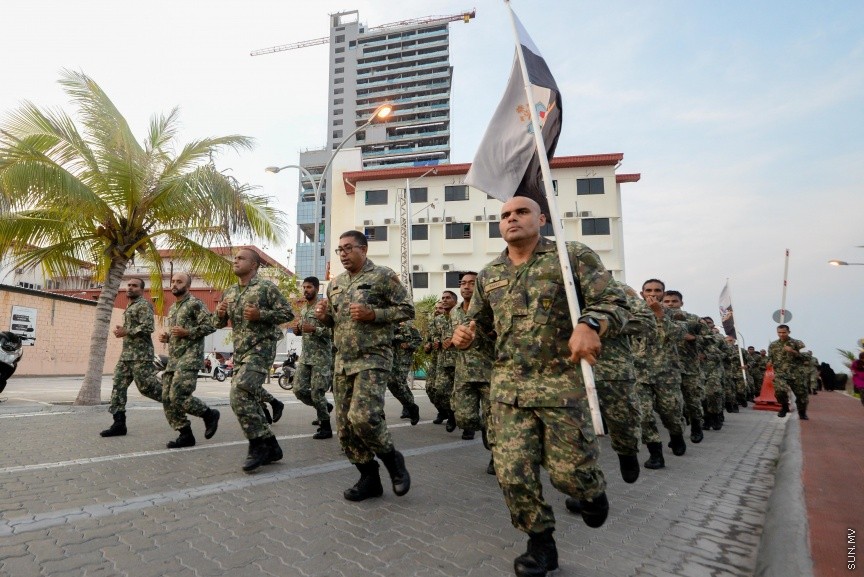 ނަޞްރުގެ ދުވަހުގެ މުނާސަބަތުގައި އެމްއެންޑީއެފުން ކުރިޔައްގެންދިޔަ  "ވިކްޓްރީ ރަން":  "ވިކްޓްރީ ރަން" އަކީ އަސްކަރިއްޔާތަކުގައި ކާމިޔާބީ ފާހަގަކުރުމަށާއި އަސްކަރީ ސަފުތަކުގެ ބަދަހިކަން ދައްކައިދިނުމާއި، ޤައުމީ ރޫޙާއި ޖޯޝް ލަޝްކަރުގައި އަށަގެންނެވުމަށް ބާއްވަމުންގެންދާ ހަރަކާތެކެވެ. ވަކިން ޚާއްޞަކޮށް މި ހަރަކާތް ރަމްޒުކޮށްދެނީ ދީނާއި ޤައުމުގެ ޙައްޤުގައި ޝަހީދުވި މަތިވެރި އަބްޠާލުންގެ ޒިކުރާއެ---ސަން ފޮޓޯ/ މުހައްމަދު އަފްރާހް 