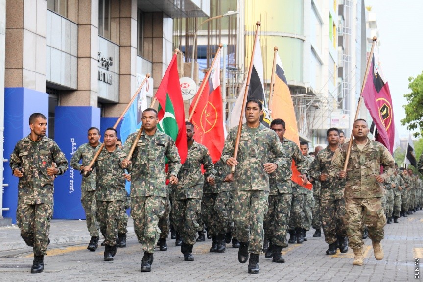 ނަޞްރުގެ ދުވަހުގެ މުނާސަބަތުގައި އެމްއެންޑީއެފުން ކުރިޔައްގެންދިޔަ  "ވިކްޓްރީ ރަން":  "ވިކްޓްރީ ރަން" އަކީ އަސްކަރިއްޔާތަކުގައި ކާމިޔާބީ ފާހަގަކުރުމަށާއި އަސްކަރީ ސަފުތަކުގެ ބަދަހިކަން ދައްކައިދިނުމާއި، ޤައުމީ ރޫޙާއި ޖޯޝް ލަޝްކަރުގައި އަށަގެންނެވުމަށް ބާއްވަމުންގެންދާ ހަރަކާތެކެވެ. ވަކިން ޚާއްޞަކޮށް މި ހަރަކާތް ރަމްޒުކޮށްދެނީ ދީނާއި ޤައުމުގެ ޙައްޤުގައި ޝަހީދުވި މަތިވެރި އަބްޠާލުންގެ ޒިކުރާއެ---ސަން ފޮޓޯ/ މުހައްމަދު އަފްރާހް 