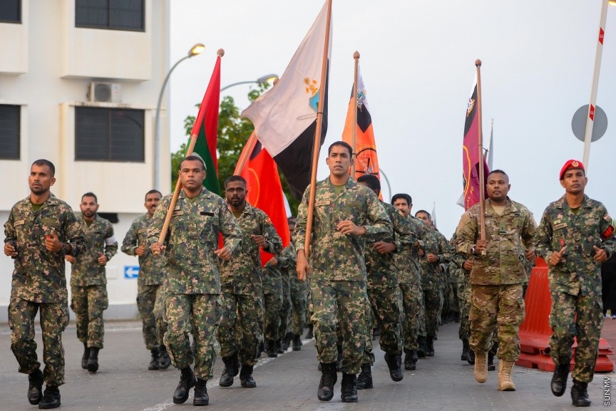 ނަޞްރުގެ ދުވަހުގެ މުނާސަބަތުގައި އެމްއެންޑީއެފުން ކުރިޔައްގެންދިޔަ  "ވިކްޓްރީ ރަން":  "ވިކްޓްރީ ރަން" އަކީ އަސްކަރިއްޔާތަކުގައި ކާމިޔާބީ ފާހަގަކުރުމަށާއި އަސްކަރީ ސަފުތަކުގެ ބަދަހިކަން ދައްކައިދިނުމާއި، ޤައުމީ ރޫޙާއި ޖޯޝް ލަޝްކަރުގައި އަށަގެންނެވުމަށް ބާއްވަމުންގެންދާ ހަރަކާތެކެވެ. ވަކިން ޚާއްޞަކޮށް މި ހަރަކާތް ރަމްޒުކޮށްދެނީ ދީނާއި ޤައުމުގެ ޙައްޤުގައި ޝަހީދުވި މަތިވެރި އަބްޠާލުންގެ ޒިކުރާއެ---ސަން ފޮޓޯ/ މުހައްމަދު އަފްރާހް 