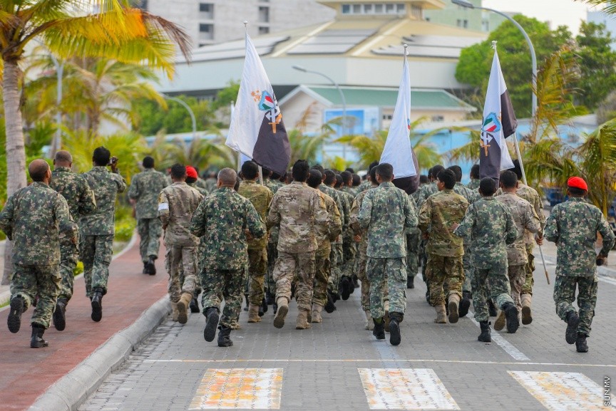 ނަޞްރުގެ ދުވަހުގެ މުނާސަބަތުގައި އެމްއެންޑީއެފުން ކުރިޔައްގެންދިޔަ  "ވިކްޓްރީ ރަން":  "ވިކްޓްރީ ރަން" އަކީ އަސްކަރިއްޔާތަކުގައި ކާމިޔާބީ ފާހަގަކުރުމަށާއި އަސްކަރީ ސަފުތަކުގެ ބަދަހިކަން ދައްކައިދިނުމާއި، ޤައުމީ ރޫޙާއި ޖޯޝް ލަޝްކަރުގައި އަށަގެންނެވުމަށް ބާއްވަމުންގެންދާ ހަރަކާތެކެވެ. ވަކިން ޚާއްޞަކޮށް މި ހަރަކާތް ރަމްޒުކޮށްދެނީ ދީނާއި ޤައުމުގެ ޙައްޤުގައި ޝަހީދުވި މަތިވެރި އަބްޠާލުންގެ ޒިކުރާއެ---ސަން ފޮޓޯ/ މުހައްމަދު އަފްރާހް 