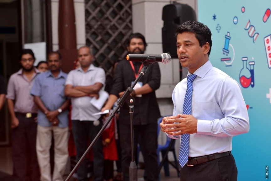 ނޮވެމްބަރ 9، 2017: ދިވެހިރާއްޖޭގައި ބާއްވާ ހަމައެކަނި އެނުއަލް މެޑިކަލް އެގްޒިބިޝަން "މޯލްޑިވްސް މެޑިކަލް އެންޑް ހެލްތް އެކްސްޕޯ 2017" ނޭޝަނަލް އާޓް ގެލަރީގައި ހުޅުވުން -- ސަން ފޮޓޯ/ ފަޔާޒު މޫސާ