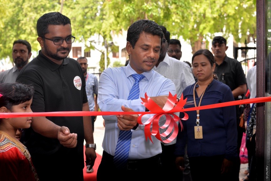 ނޮވެމްބަރ 9، 2017: ދިވެހިރާއްޖޭގައި ބާއްވާ ހަމައެކަނި އެނުއަލް މެޑިކަލް އެގްޒިބިޝަން "މޯލްޑިވްސް މެޑިކަލް އެންޑް ހެލްތް އެކްސްޕޯ 2017" ނޭޝަނަލް އާޓް ގެލަރީގައި ހުޅުވުން -- ސަން ފޮޓޯ/ ފަޔާޒު މޫސާ