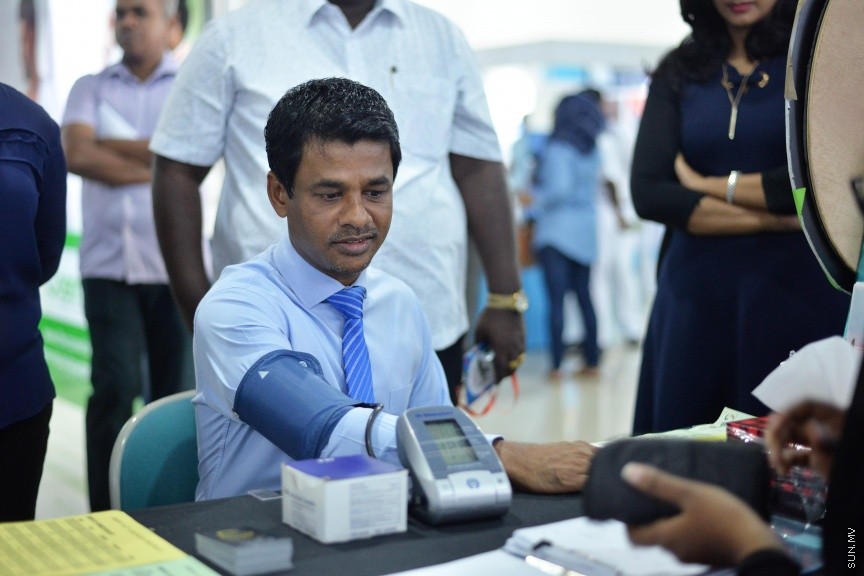 ނޮވެމްބަރ 9، 2017: ދިވެހިރާއްޖޭގައި ބާއްވާ ހަމައެކަނި އެނުއަލް މެޑިކަލް އެގްޒިބިޝަން "މޯލްޑިވްސް މެޑިކަލް އެންޑް ހެލްތް އެކްސްޕޯ 2017" ނޭޝަނަލް އާޓް ގެލަރީގައި ހުޅުވުން -- ސަން ފޮޓޯ/ ފަޔާޒު މޫސާ