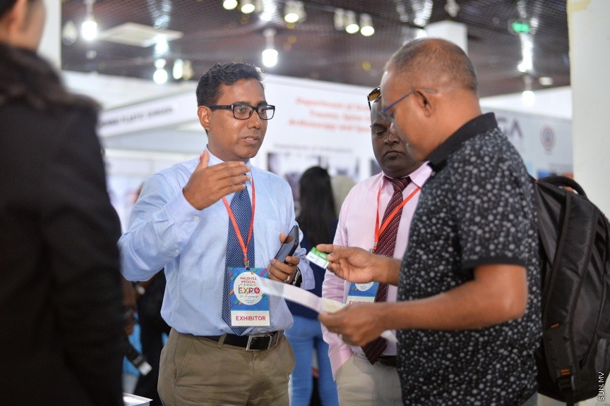 ނޮވެމްބަރ 9، 2017: ދިވެހިރާއްޖޭގައި ބާއްވާ ހަމައެކަނި އެނުއަލް މެޑިކަލް އެގްޒިބިޝަން "މޯލްޑިވްސް މެޑިކަލް އެންޑް ހެލްތް އެކްސްޕޯ 2017" ނޭޝަނަލް އާޓް ގެލަރީގައި ހުޅުވުން -- ސަން ފޮޓޯ/ ފަޔާޒު މޫސާ