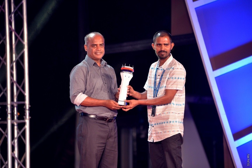 އެމްއޭސީއެލްގެ މުވައްޒަފުންނަށް ހާއްސަކޮށްގެން އެ ކުންފުނީގެ މެނޭޖިން ޑިރެކްޓަރު ދެއްވާ "އެމްޑީ އެވޯޑު" ދިނުމުގެ ހަފްލާގެ ތެރެއިން---ސަން ފޮޓޯ/ ފަޔާޒު މޫސަ 