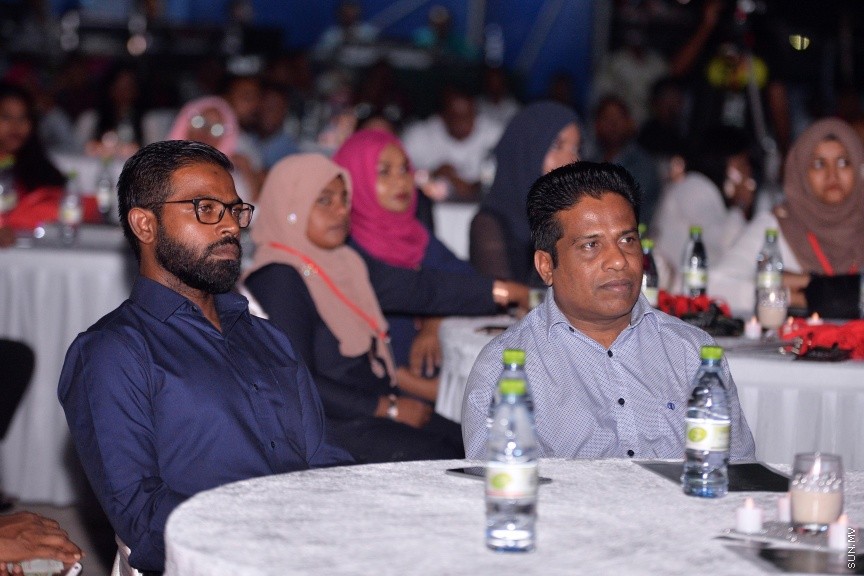 އެމްއޭސީއެލްގެ މުވައްޒަފުންނަށް ހާއްސަކޮށްގެން އެ ކުންފުނީގެ މެނޭޖިން ޑިރެކްޓަރު ދެއްވާ "އެމްޑީ އެވޯޑު" ދިނުމުގެ ހަފްލާގެ ތެރެއިން---ސަން ފޮޓޯ/ ފަޔާޒު މޫސަ 