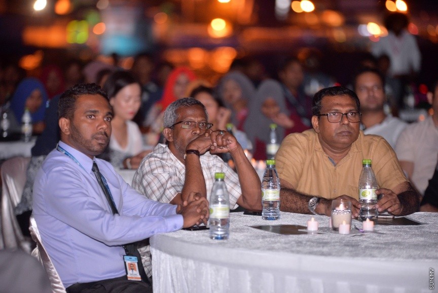އެމްއޭސީއެލްގެ މުވައްޒަފުންނަށް ހާއްސަކޮށްގެން އެ ކުންފުނީގެ މެނޭޖިން ޑިރެކްޓަރު ދެއްވާ "އެމްޑީ އެވޯޑު" ދިނުމުގެ ހަފްލާގެ ތެރެއިން---ސަން ފޮޓޯ/ ފަޔާޒު މޫސަ 
