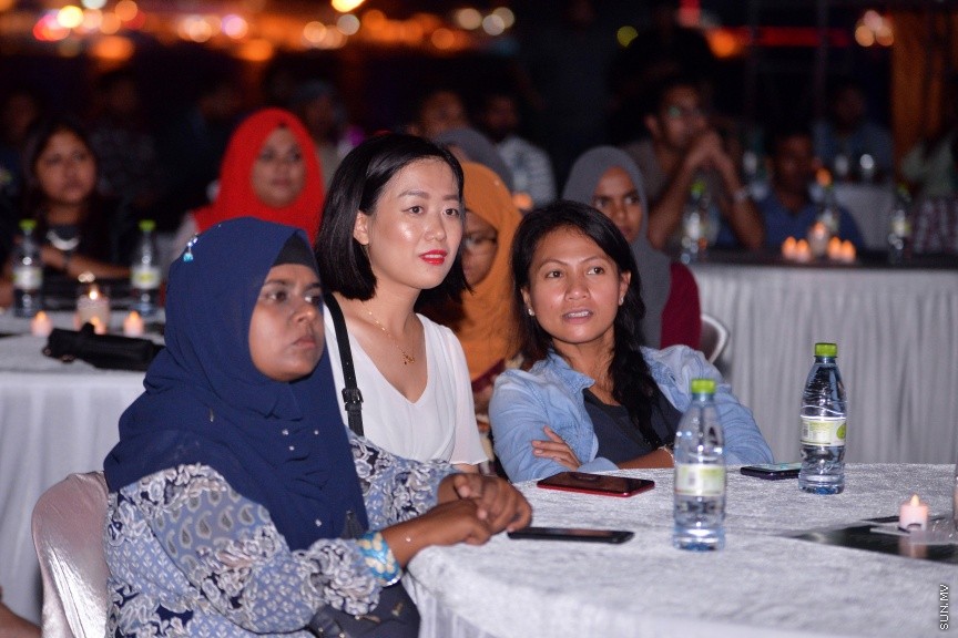 އެމްއޭސީއެލްގެ މުވައްޒަފުންނަށް ހާއްސަކޮށްގެން އެ ކުންފުނީގެ މެނޭޖިން ޑިރެކްޓަރު ދެއްވާ "އެމްޑީ އެވޯޑު" ދިނުމުގެ ހަފްލާގެ ތެރެއިން---ސަން ފޮޓޯ/ ފަޔާޒު މޫސަ އެމްއޭސީއެލްގެ މުވައްޒަފުންނަށް ހާއްސަކޮށްގެން އެ ކުންފުނީގެ މެނޭޖިން ޑިރެކްޓަރު ދެއްވާ "އެމްޑީ އެވޯޑު" ދިނުމުގެ ހަފްލާގެ ތެރެއިން---ސަން ފޮޓޯ/ ފަޔާޒު މޫސަ 