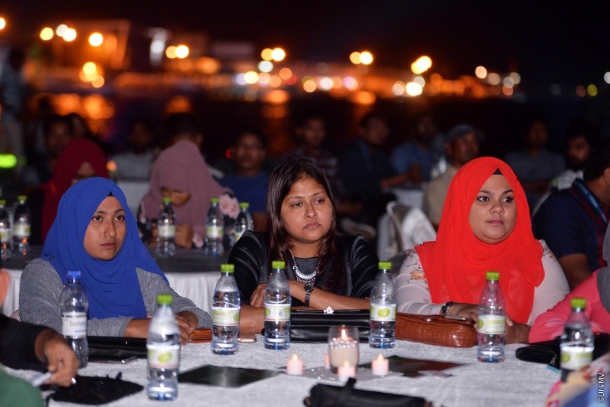އެމްއޭސީއެލްގެ މުވައްޒަފުންނަށް ހާއްސަކޮށްގެން އެ ކުންފުނީގެ މެނޭޖިން ޑިރެކްޓަރު ދެއްވާ "އެމްޑީ އެވޯޑު" ދިނުމުގެ ހަފްލާގެ ތެރެއިން---ސަން ފޮޓޯ/ ފަޔާޒު މޫސަ 