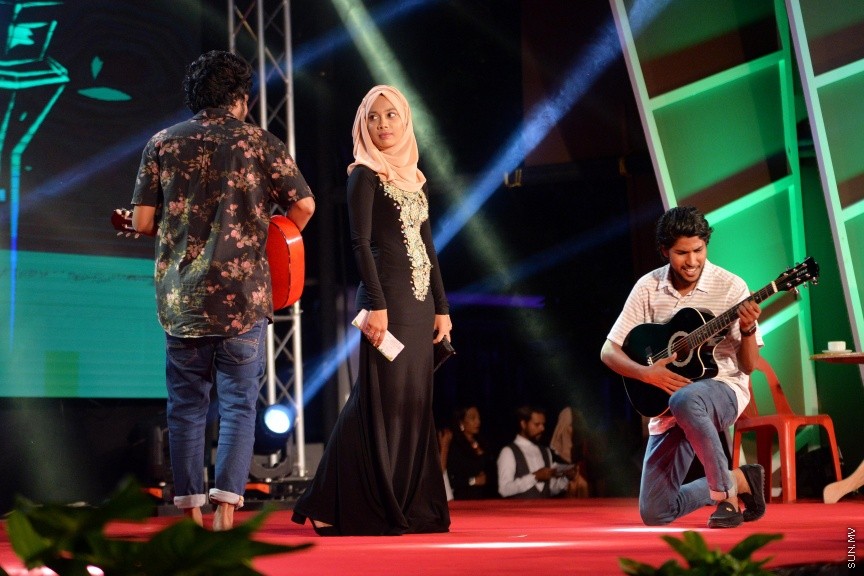 އެމްއޭސީއެލްގެ މުވައްޒަފުންނަށް ހާއްސަކޮށްގެން އެ ކުންފުނީގެ މެނޭޖިން ޑިރެކްޓަރު ދެއްވާ "އެމްޑީ އެވޯޑު" ދިނުމުގެ ހަފްލާގެ ތެރެއިން---ސަން ފޮޓޯ/ ފަޔާޒު މޫސަ 