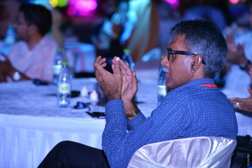 އެމްއޭސީއެލްގެ މުވައްޒަފުންނަށް ހާއްސަކޮށްގެން އެ ކުންފުނީގެ މެނޭޖިން ޑިރެކްޓަރު ދެއްވާ "އެމްޑީ އެވޯޑު" ދިނުމުގެ ހަފްލާގެ ތެރެއިން---ސަން ފޮޓޯ/ ފަޔާޒު މޫސަ 