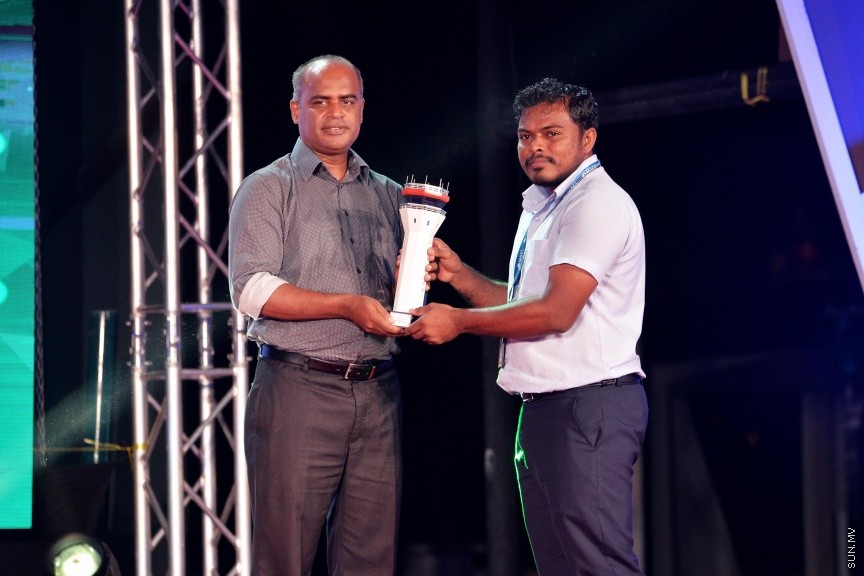 އެމްއޭސީއެލްގެ މުވައްޒަފުންނަށް ހާއްސަކޮށްގެން އެ ކުންފުނީގެ މެނޭޖިން ޑިރެކްޓަރު ދެއްވާ "އެމްޑީ އެވޯޑު" ދިނުމުގެ ހަފްލާގެ ތެރެއިން---ސަން ފޮޓޯ/ ފަޔާޒު މޫސަ 