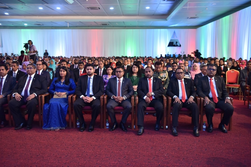 ނޮވެމްބަރ 11، 2017: ޖުމްހޫރީ ދުވަސް ފާހަގަކުރުމަށް ދަރުބާރުގޭގައި ބޭއްވި ޚާއްސަ ޖަލްސާގެ ތެރެއިން -- ފޮޓޯ/ ރައީސް އޮފީސް