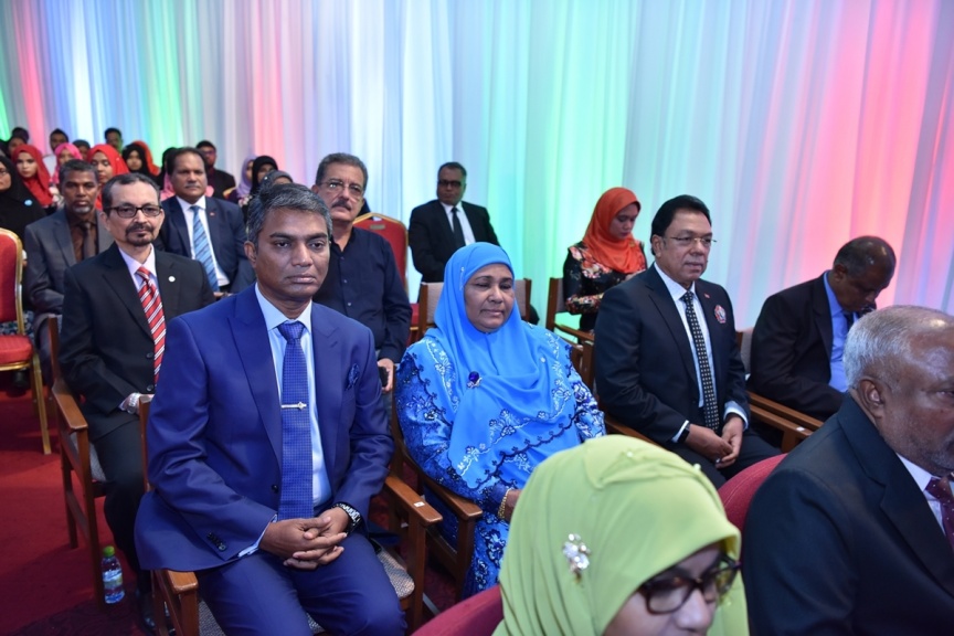 ނޮވެމްބަރ 11، 2017: ޖުމްހޫރީ ދުވަސް ފާހަގަކުރުމަށް ދަރުބާރުގޭގައި ބޭއްވި ޚާއްސަ ޖަލްސާގެ ތެރެއިން -- ފޮޓޯ/ ރައީސް އޮފީސް