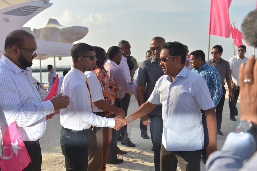 ނޮވެމްބަރ 12، 2017: ހދ. ކުޅުދުއްފުށީގައި އެއާޕޯޓް އެޅުމަށް ބޭނުންވާ ބިން ހިއްކުމުގެ މަޝްރޫއު ފެއްޓެވުމަށް ރައީސް ޔާމީން ކުޅުދުއްފުއްޓަށް ވަޑައިގަތުން -- ފޮޓޯ/ ރައީސް އޮފީސް