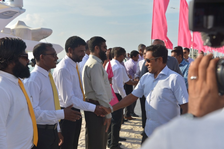 ނޮވެމްބަރ 12، 2017: ހދ. ކުޅުދުއްފުށީގައި އެއާޕޯޓް އެޅުމަށް ބޭނުންވާ ބިން ހިއްކުމުގެ މަޝްރޫއު ފެއްޓެވުމަށް ރައީސް ޔާމީން ކުޅުދުއްފުއްޓަށް ވަޑައިގަތުން -- ފޮޓޯ/ ރައީސް އޮފީސް