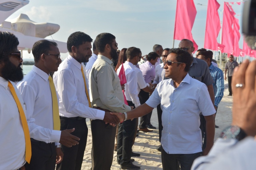 ނޮވެމްބަރ 12، 2017: ހދ. ކުޅުދުއްފުށީގައި އެއާޕޯޓް އެޅުމަށް ބޭނުންވާ ބިން ހިއްކުމުގެ މަޝްރޫއު ފެއްޓެވުމަށް ރައީސް ޔާމީން ކުޅުދުއްފުއްޓަށް ވަޑައިގަތުން -- ފޮޓޯ/ ރައީސް އޮފީސް