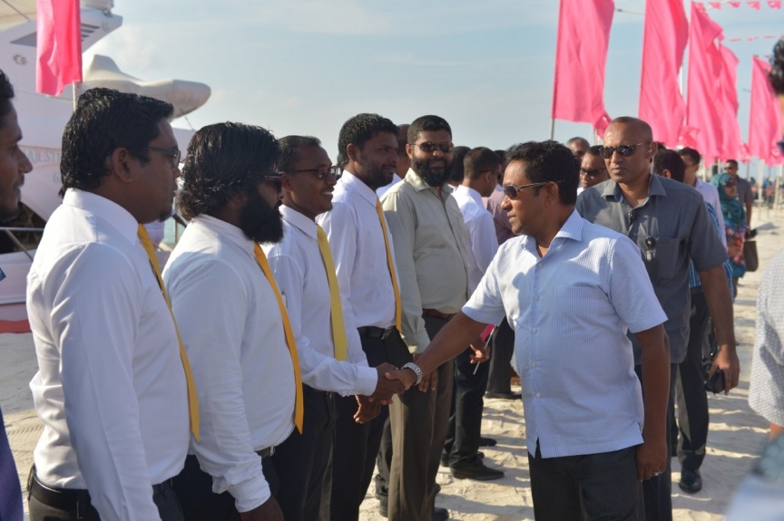 ނޮވެމްބަރ 12، 2017: ހދ. ކުޅުދުއްފުށީގައި އެއާޕޯޓް އެޅުމަށް ބޭނުންވާ ބިން ހިއްކުމުގެ މަޝްރޫއު ފެއްޓެވުމަށް ރައީސް ޔާމީން ކުޅުދުއްފުއްޓަށް ވަޑައިގަތުން -- ފޮޓޯ/ ރައީސް އޮފީސް