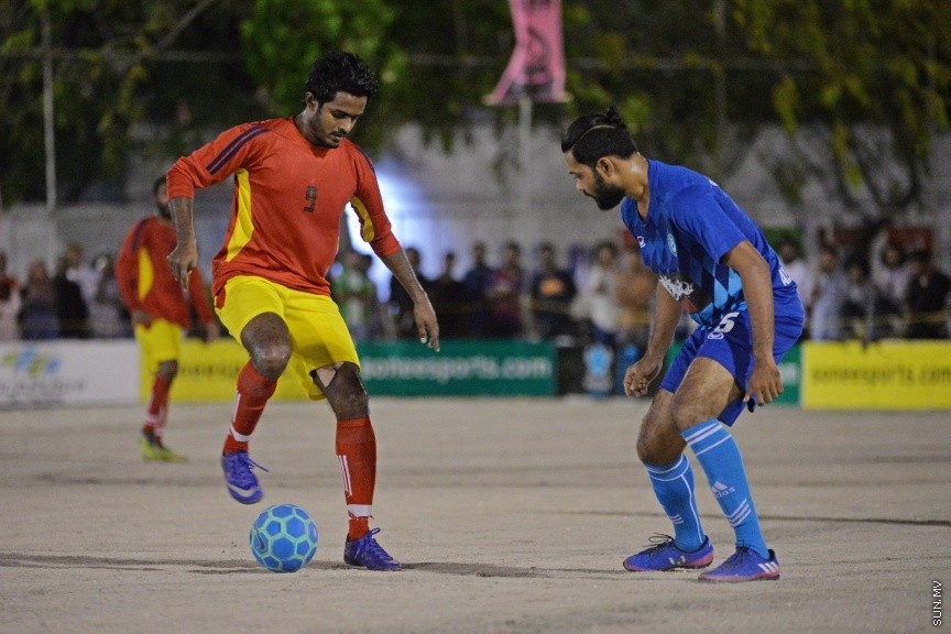 ނޮވެމްބަރ 13، 2017: ގޯލްޑަން ފުޓްސަލް އެސޯސިއޭޝަނުން އިންތިޒާމްކޮށްގެން ބާއްވާ ގޯލްޑަން ފުޓްސަލް ޗެލެންޖްގެ ފައިނަލް މެޗުގެ ތެރެއިން: 3-0 ލަނޑުން ސ. ފޭދޫ ބަލިކޮށް މުބާރާތް ކާމިޔާބު ކުރީ ހެންވޭރު -- ސަން ފޮޓޯ/ ފަޔާޒު މޫސާ