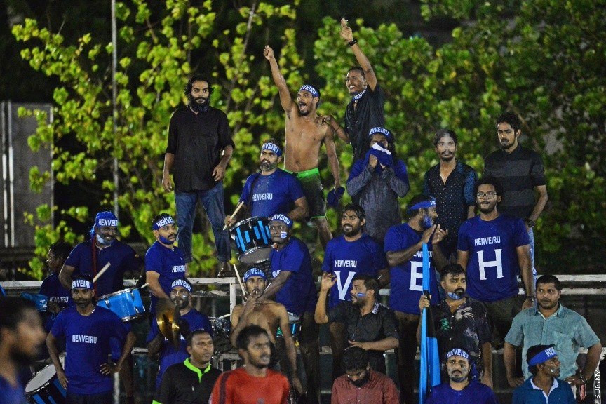 ނޮވެމްބަރ 13، 2017: ގޯލްޑަން ފުޓްސަލް އެސޯސިއޭޝަނުން އިންތިޒާމްކޮށްގެން ބާއްވާ ގޯލްޑަން ފުޓްސަލް ޗެލެންޖްގެ ފައިނަލް މެޗުގެ ތެރެއިން: 3-0 ލަނޑުން ސ. ފޭދޫ ބަލިކޮށް މުބާރާތް ކާމިޔާބު ކުރީ ހެންވޭރު -- ސަން ފޮޓޯ/ ފަޔާޒު މޫސާ