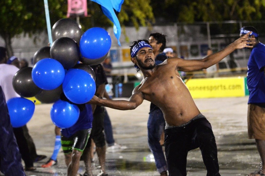 ނޮވެމްބަރ 13، 2017: ގޯލްޑަން ފުޓްސަލް އެސޯސިއޭޝަނުން އިންތިޒާމްކޮށްގެން ބާއްވާ ގޯލްޑަން ފުޓްސަލް ޗެލެންޖްގެ ފައިނަލް މެޗުގެ ތެރެއިން: 3-0 ލަނޑުން ސ. ފޭދޫ ބަލިކޮށް މުބާރާތް ކާމިޔާބު ކުރީ ހެންވޭރު -- ސަން ފޮޓޯ/ ފަޔާޒު މޫސާ