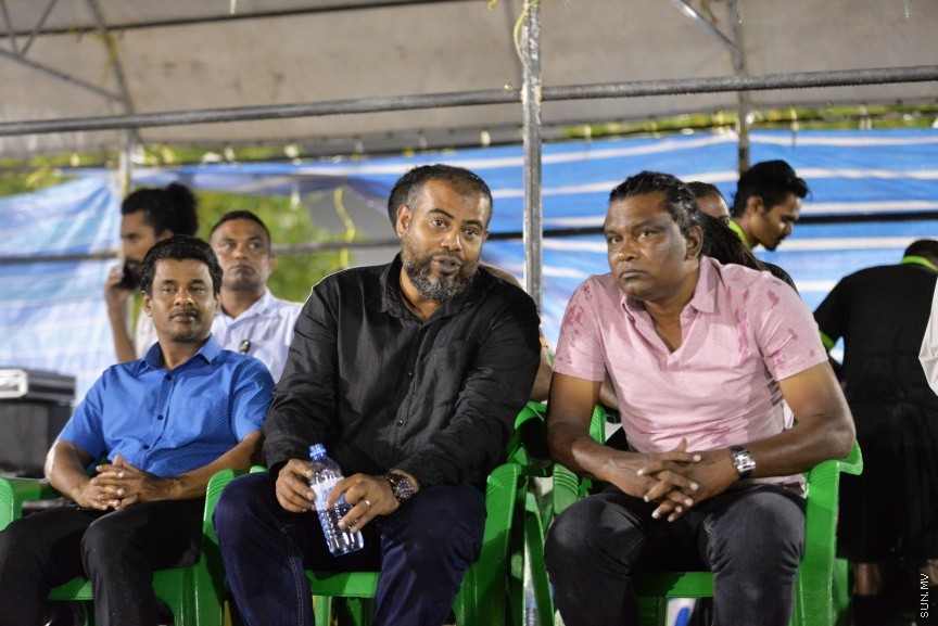 ނޮވެމްބަރ 13، 2017: ގޯލްޑަން ފުޓްސަލް އެސޯސިއޭޝަނުން އިންތިޒާމްކޮށްގެން ބާއްވާ ގޯލްޑަން ފުޓްސަލް ޗެލެންޖްގެ ފައިނަލް މެޗުގެ ތެރެއިން: 3-0 ލަނޑުން ސ. ފޭދޫ ބަލިކޮށް މުބާރާތް ކާމިޔާބު ކުރީ ހެންވޭރު -- ސަން ފޮޓޯ/ ފަޔާޒު މޫސާ