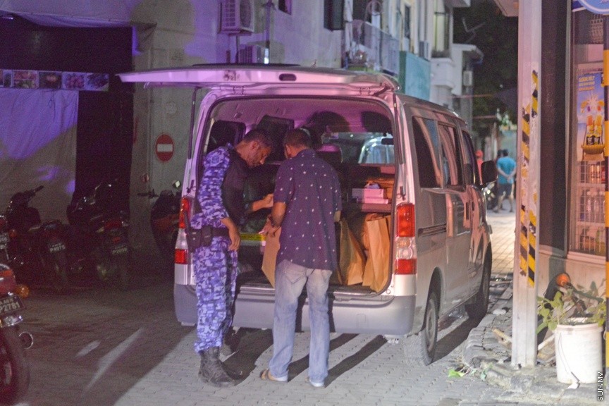 ނޮވެމްބަރ 14، 2017: މާލޭގައި ތިން މީހަކަށް ތޫނު އެއްޗަކުން ހަމަލާދިން މައްސަލައާ ގުޅިގެން ބަޔަކު ހައްޔަރުކުރުން -- ސަން ފޮޓޯ