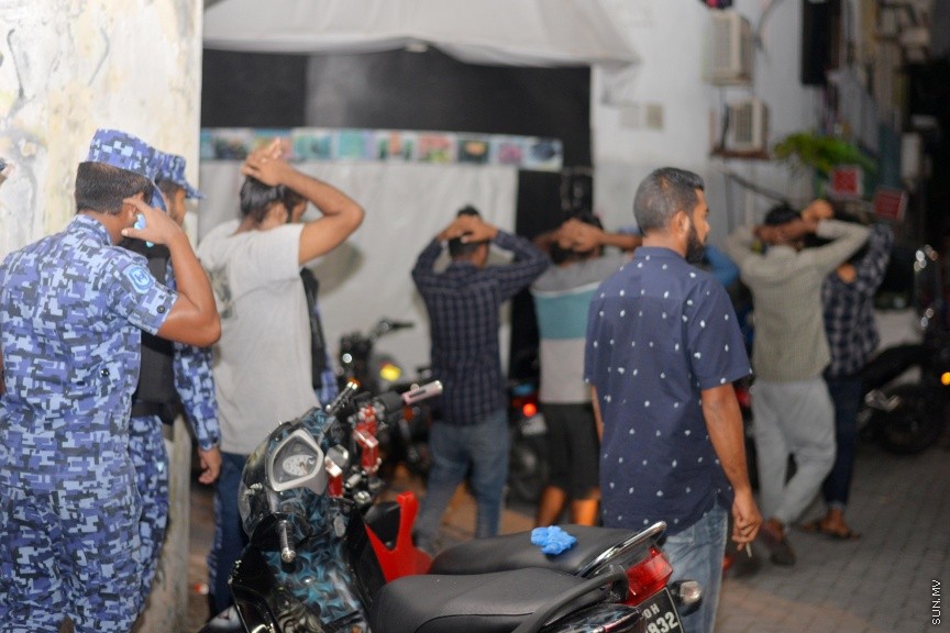 ނޮވެމްބަރ 14، 2017: މާލޭގައި ތިން މީހަކަށް ތޫނު އެއްޗަކުން ހަމަލާދިން މައްސަލައާ ގުޅިގެން ބަޔަކު ހައްޔަރުކުރުން -- ސަން ފޮޓޯ