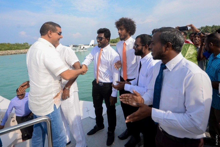 15 ނޮވެމްބަރ 2017: ސިޔާމް މައުރޫފް ސޮކާ ކަޕް ފެށުމުގެ ރަސްމިއްޔާތުގެ ތެރެއިން: މުބާރާތުގެ ދެ ބާނީން، ރައްޔިތުންގެ މަޖިލީހުގެ މީދޫ ދާއިރާގެ މެމްބަރު އަހްމަދު ސިޔާމް މުހައްމަދާއި ކެނދިކުޅުދޫ ދާއިރާގެ މެމްބަރު އަލީ މައުރޫފަށް ނ. މާޅެންދޫ އިން ވަނީ ހޫނު މަރުހަބާއެއް ކިޔާފައި---ސަން ފޮޓޯ/ މުހައްމަދު އަފްރާހް 