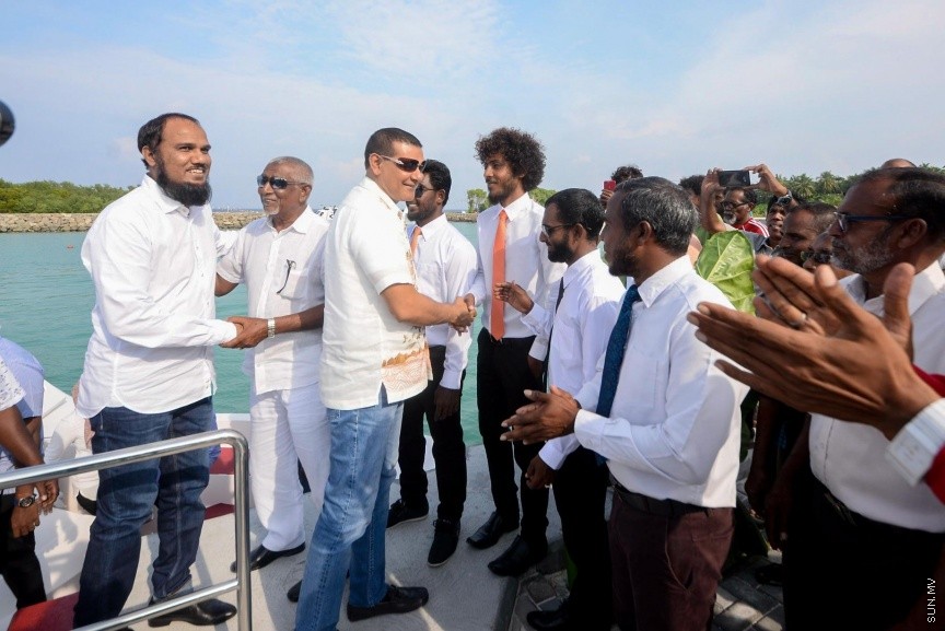 15 ނޮވެމްބަރ 2017: ސިޔާމް މައުރޫފް ސޮކާ ކަޕް ފެށުމުގެ ރަސްމިއްޔާތުގެ ތެރެއިން: މުބާރާތުގެ ދެ ބާނީން، ރައްޔިތުންގެ މަޖިލީހުގެ މީދޫ ދާއިރާގެ މެމްބަރު އަހްމަދު ސިޔާމް މުހައްމަދާއި ކެނދިކުޅުދޫ ދާއިރާގެ މެމްބަރު އަލީ މައުރޫފަށް ނ. މާޅެންދޫ އިން ވަނީ ހޫނު މަރުހަބާއެއް ކިޔާފައި---ސަން ފޮޓޯ/ މުހައްމަދު އަފްރާހް 