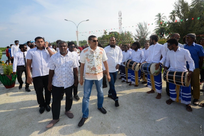 15 ނޮވެމްބަރ 2017: ސިޔާމް މައުރޫފް ސޮކާ ކަޕް ފެށުމުގެ ރަސްމިއްޔާތުގެ ތެރެއިން: މުބާރާތުގެ ދެ ބާނީން، ރައްޔިތުންގެ މަޖިލީހުގެ މީދޫ ދާއިރާގެ މެމްބަރު އަހްމަދު ސިޔާމް މުހައްމަދާއި ކެނދިކުޅުދޫ ދާއިރާގެ މެމްބަރު އަލީ މައުރޫފަށް ނ. މާޅެންދޫ އިން ވަނީ ހޫނު މަރުހަބާއެއް ކިޔާފައި---ސަން ފޮޓޯ/ މުހައްމަދު އަފްރާހް 