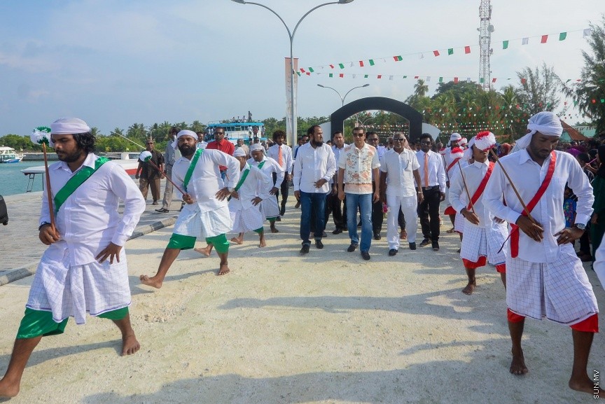 15 ނޮވެމްބަރ 2017: ސިޔާމް މައުރޫފް ސޮކާ ކަޕް ފެށުމުގެ ރަސްމިއްޔާތުގެ ތެރެއިން: މުބާރާތުގެ ދެ ބާނީން، ރައްޔިތުންގެ މަޖިލީހުގެ މީދޫ ދާއިރާގެ މެމްބަރު އަހްމަދު ސިޔާމް މުހައްމަދާއި ކެނދިކުޅުދޫ ދާއިރާގެ މެމްބަރު އަލީ މައުރޫފަށް ނ. މާޅެންދޫ އިން ވަނީ ހޫނު މަރުހަބާއެއް ކިޔާފައި---ސަން ފޮޓޯ/ މުހައްމަދު އަފްރާހް 