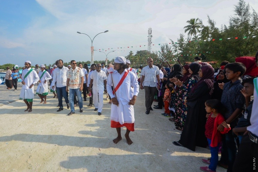 15 ނޮވެމްބަރ 2017: ސިޔާމް މައުރޫފް ސޮކާ ކަޕް ފެށުމުގެ ރަސްމިއްޔާތުގެ ތެރެއިން: މުބާރާތުގެ ދެ ބާނީން، ރައްޔިތުންގެ މަޖިލީހުގެ މީދޫ ދާއިރާގެ މެމްބަރު އަހްމަދު ސިޔާމް މުހައްމަދާއި ކެނދިކުޅުދޫ ދާއިރާގެ މެމްބަރު އަލީ މައުރޫފަށް ނ. މާޅެންދޫ އިން ވަނީ ހޫނު މަރުހަބާއެއް ކިޔާފައި---ސަން ފޮޓޯ/ މުހައްމަދު އަފްރާހް 