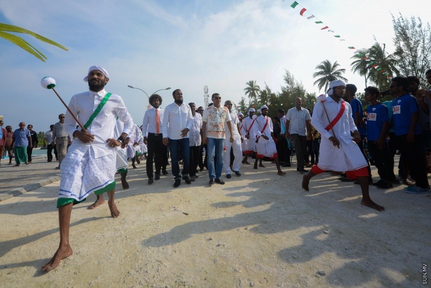 15 ނޮވެމްބަރ 2017: ސިޔާމް މައުރޫފް ސޮކާ ކަޕް ފެށުމުގެ ރަސްމިއްޔާތުގެ ތެރެއިން: މުބާރާތުގެ ދެ ބާނީން، ރައްޔިތުންގެ މަޖިލީހުގެ މީދޫ ދާއިރާގެ މެމްބަރު އަހްމަދު ސިޔާމް މުހައްމަދާއި ކެނދިކުޅުދޫ ދާއިރާގެ މެމްބަރު އަލީ މައުރޫފަށް ނ. މާޅެންދޫ އިން ވަނީ ހޫނު މަރުހަބާއެއް ކިޔާފައި---ސަން ފޮޓޯ/ މުހައްމަދު އަފްރާހް 