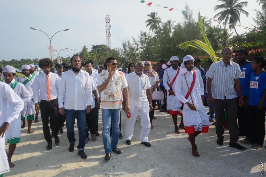 15 ނޮވެމްބަރ 2017: ސިޔާމް މައުރޫފް ސޮކާ ކަޕް ފެށުމުގެ ރަސްމިއްޔާތުގެ ތެރެއިން: މުބާރާތުގެ ދެ ބާނީން، ރައްޔިތުންގެ މަޖިލީހުގެ މީދޫ ދާއިރާގެ މެމްބަރު އަހްމަދު ސިޔާމް މުހައްމަދާއި ކެނދިކުޅުދޫ ދާއިރާގެ މެމްބަރު އަލީ މައުރޫފަށް ނ. މާޅެންދޫ އިން ވަނީ ހޫނު މަރުހަބާއެއް ކިޔާފައި---ސަން ފޮޓޯ/ މުހައްމަދު އަފްރާހް 