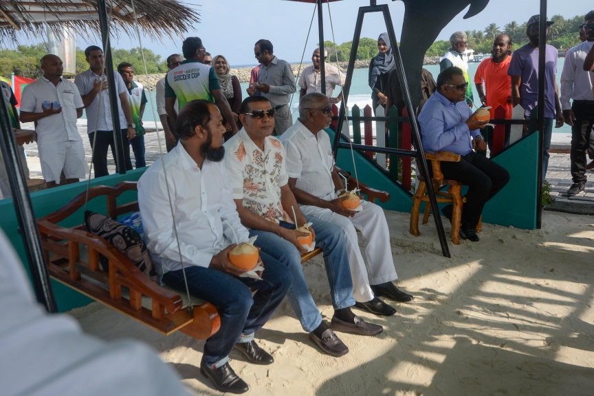 15 ނޮވެމްބަރ 2017: ސިޔާމް މައުރޫފް ސޮކާ ކަޕް ފެށުމުގެ ރަސްމިއްޔާތުގެ ތެރެއިން: މުބާރާތުގެ ދެ ބާނީން، ރައްޔިތުންގެ މަޖިލީހުގެ މީދޫ ދާއިރާގެ މެމްބަރު އަހްމަދު ސިޔާމް މުހައްމަދާއި ކެނދިކުޅުދޫ ދާއިރާގެ މެމްބަރު އަލީ މައުރޫފަށް ނ. މާޅެންދޫ އިން ވަނީ ހޫނު މަރުހަބާއެއް ކިޔާފައި---ސަން ފޮޓޯ/ މުހައްމަދު އަފްރާހް 