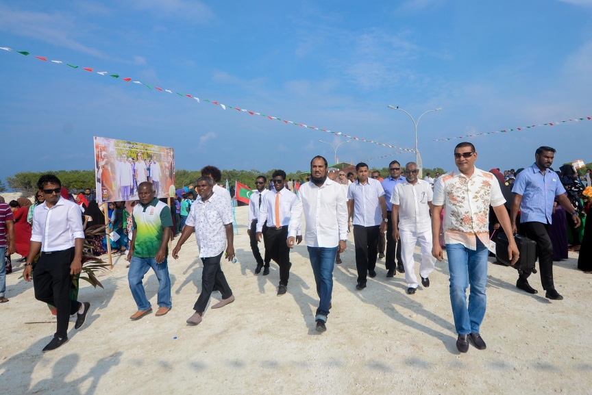 15 ނޮވެމްބަރ 2017: ސިޔާމް މައުރޫފް ސޮކާ ކަޕް ފެށުމުގެ ރަސްމިއްޔާތުގެ ތެރެއިން: މުބާރާތުގެ ދެ ބާނީން، ރައްޔިތުންގެ މަޖިލީހުގެ މީދޫ ދާއިރާގެ މެމްބަރު އަހްމަދު ސިޔާމް މުހައްމަދާއި ކެނދިކުޅުދޫ ދާއިރާގެ މެމްބަރު އަލީ މައުރޫފަށް ނ. މާޅެންދޫ އިން ވަނީ ހޫނު މަރުހަބާއެއް ކިޔާފައި---ސަން ފޮޓޯ/ މުހައްމަދު އަފްރާހް 