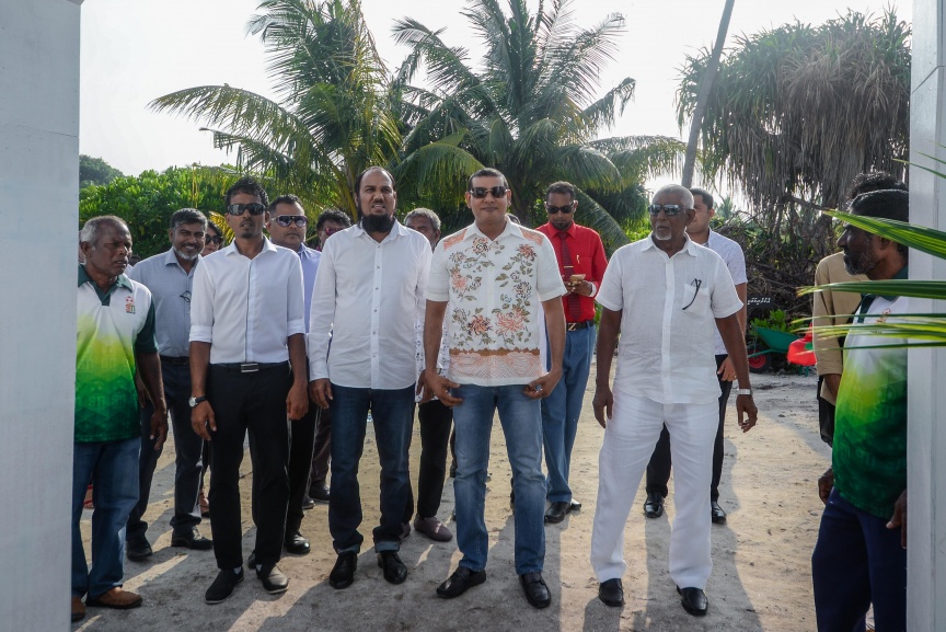 15 ނޮވެމްބަރ 2017: ސިޔާމް މައުރޫފް ސޮކާ ކަޕް ފެށުމުގެ ރަސްމިއްޔާތުގެ ތެރެއިން: މުބާރާތުގެ ދެ ބާނީން، ރައްޔިތުންގެ މަޖިލީހުގެ މީދޫ ދާއިރާގެ މެމްބަރު އަހްމަދު ސިޔާމް މުހައްމަދާއި ކެނދިކުޅުދޫ ދާއިރާގެ މެމްބަރު އަލީ މައުރޫފަށް ނ. މާޅެންދޫ އިން ވަނީ ހޫނު މަރުހަބާއެއް ކިޔާފައި---ސަން ފޮޓޯ/ މުހައްމަދު އަފްރާހް 
