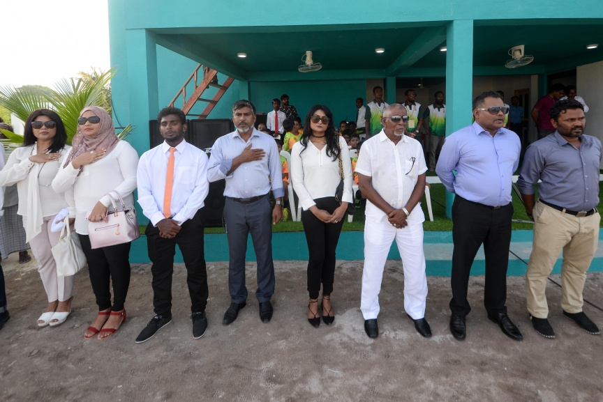15 ނޮވެމްބަރ 2017: ސިޔާމް މައުރޫފް ސޮކާ ކަޕް ފެށުމުގެ ރަސްމިއްޔާތުގެ ތެރެއިން: މުބާރާތުގެ ދެ ބާނީން، ރައްޔިތުންގެ މަޖިލީހުގެ މީދޫ ދާއިރާގެ މެމްބަރު އަހްމަދު ސިޔާމް މުހައްމަދާއި ކެނދިކުޅުދޫ ދާއިރާގެ މެމްބަރު އަލީ މައުރޫފަށް ނ. މާޅެންދޫ އިން ވަނީ ހޫނު މަރުހަބާއެއް ކިޔާފައި---ސަން ފޮޓޯ/ މުހައްމަދު އަފްރާހް 