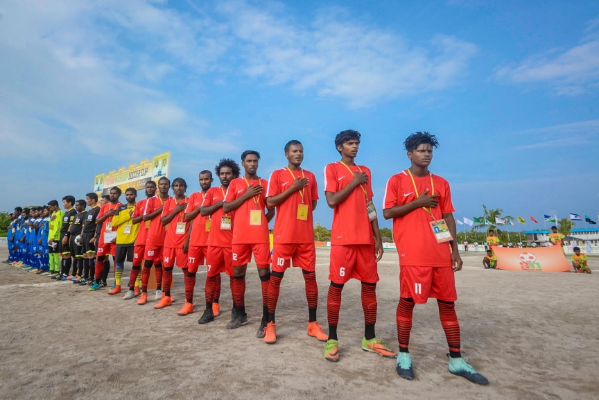 15 ނޮވެމްބަރ 2017: ސިޔާމް މައުރޫފް ސޮކާ ކަޕް ފެށުމުގެ ރަސްމިއްޔާތުގެ ތެރެއިން: މުބާރާތުގެ ދެ ބާނީން، ރައްޔިތުންގެ މަޖިލީހުގެ މީދޫ ދާއިރާގެ މެމްބަރު އަހްމަދު ސިޔާމް މުހައްމަދާއި ކެނދިކުޅުދޫ ދާއިރާގެ މެމްބަރު އަލީ މައުރޫފަށް ނ. މާޅެންދޫ އިން ވަނީ ހޫނު މަރުހަބާއެއް ކިޔާފައި---ސަން ފޮޓޯ/ މުހައްމަދު އަފްރާހް 