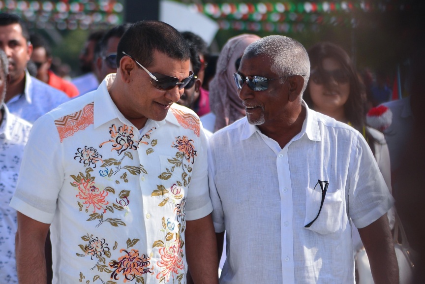 15 ނޮވެމްބަރ 2017: ސިޔާމް މައުރޫފް ސޮކާ ކަޕް ފެށުމުގެ ރަސްމިއްޔާތުގެ ތެރެއިން: މުބާރާތުގެ ދެ ބާނީން، ރައްޔިތުންގެ މަޖިލީހުގެ މީދޫ ދާއިރާގެ މެމްބަރު އަހްމަދު ސިޔާމް މުހައްމަދާއި ކެނދިކުޅުދޫ ދާއިރާގެ މެމްބަރު އަލީ މައުރޫފަށް ނ. މާޅެންދޫ އިން ވަނީ ހޫނު މަރުހަބާއެއް ކިޔާފައި---ސަން ފޮޓޯ/ މުހައްމަދު އަފްރާހް 