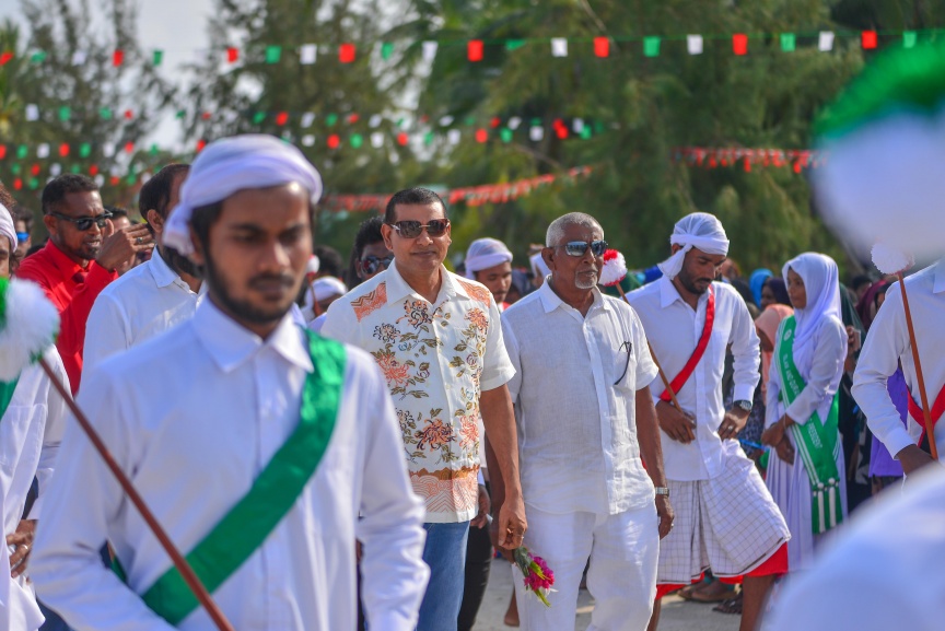 15 ނޮވެމްބަރ 2017: ސިޔާމް މައުރޫފް ސޮކާ ކަޕް ފެށުމުގެ ރަސްމިއްޔާތުގެ ތެރެއިން: މުބާރާތުގެ ދެ ބާނީން، ރައްޔިތުންގެ މަޖިލީހުގެ މީދޫ ދާއިރާގެ މެމްބަރު އަހްމަދު ސިޔާމް މުހައްމަދާއި ކެނދިކުޅުދޫ ދާއިރާގެ މެމްބަރު އަލީ މައުރޫފަށް ނ. މާޅެންދޫ އިން ވަނީ ހޫނު މަރުހަބާއެއް ކިޔާފައި---ސަން ފޮޓޯ/ މުހައްމަދު އަފްރާހް 