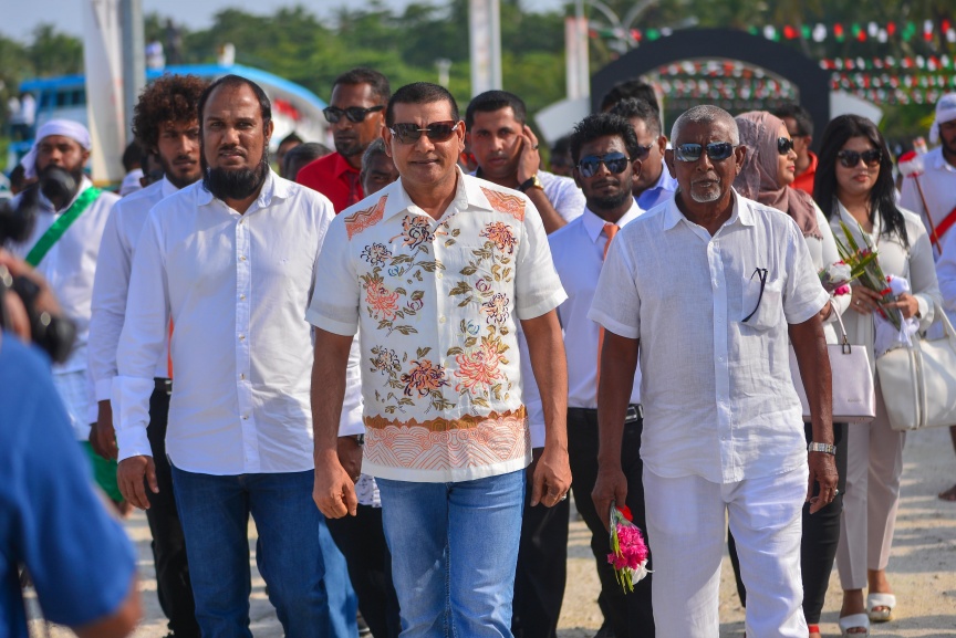 15 ނޮވެމްބަރ 2017: ސިޔާމް މައުރޫފް ސޮކާ ކަޕް ފެށުމުގެ ރަސްމިއްޔާތުގެ ތެރެއިން: މުބާރާތުގެ ދެ ބާނީން، ރައްޔިތުންގެ މަޖިލީހުގެ މީދޫ ދާއިރާގެ މެމްބަރު އަހްމަދު ސިޔާމް މުހައްމަދާއި ކެނދިކުޅުދޫ ދާއިރާގެ މެމްބަރު އަލީ މައުރޫފަށް ނ. މާޅެންދޫ އިން ވަނީ ހޫނު މަރުހަބާއެއް ކިޔާފައި---ސަން ފޮޓޯ/ މުހައްމަދު އަފްރާހް 