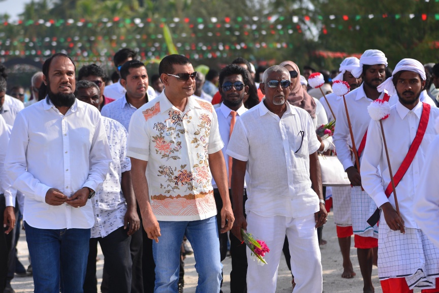 15 ނޮވެމްބަރ 2017: ސިޔާމް މައުރޫފް ސޮކާ ކަޕް ފެށުމުގެ ރަސްމިއްޔާތުގެ ތެރެއިން: މުބާރާތުގެ ދެ ބާނީން، ރައްޔިތުންގެ މަޖިލީހުގެ މީދޫ ދާއިރާގެ މެމްބަރު އަހްމަދު ސިޔާމް މުހައްމަދާއި ކެނދިކުޅުދޫ ދާއިރާގެ މެމްބަރު އަލީ މައުރޫފަށް ނ. މާޅެންދޫ އިން ވަނީ ހޫނު މަރުހަބާއެއް ކިޔާފައި---ސަން ފޮޓޯ/ މުހައްމަދު އަފްރާހް 