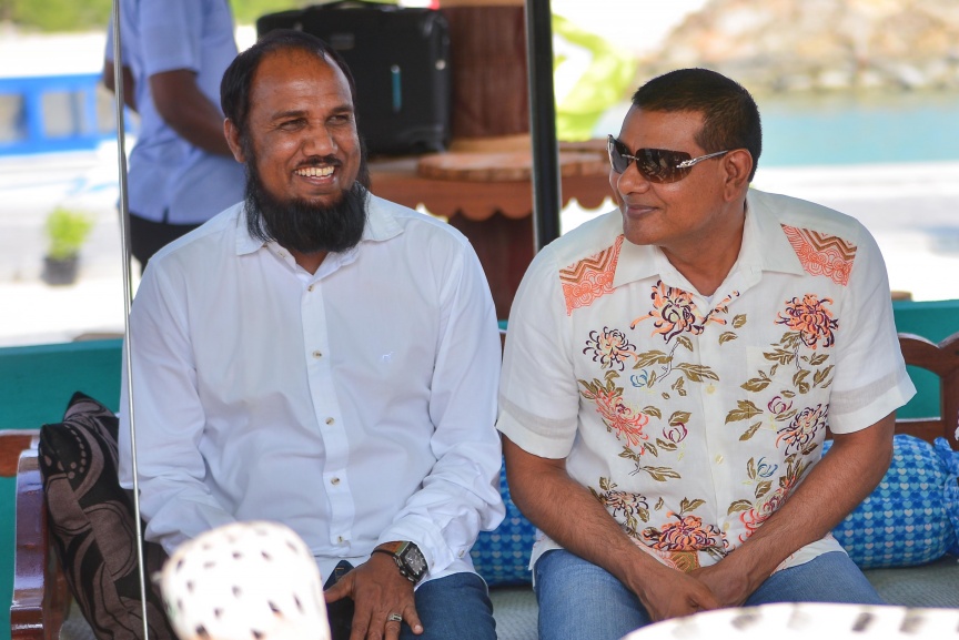 15 ނޮވެމްބަރ 2017: ސިޔާމް މައުރޫފް ސޮކާ ކަޕް ފެށުމުގެ ރަސްމިއްޔާތުގެ ތެރެއިން: މުބާރާތުގެ ދެ ބާނީން، ރައްޔިތުންގެ މަޖިލީހުގެ މީދޫ ދާއިރާގެ މެމްބަރު އަހްމަދު ސިޔާމް މުހައްމަދާއި ކެނދިކުޅުދޫ ދާއިރާގެ މެމްބަރު އަލީ މައުރޫފަށް ނ. މާޅެންދޫ އިން ވަނީ ހޫނު މަރުހަބާއެއް ކިޔާފައި---ސަން ފޮޓޯ/ މުހައްމަދު އަފްރާހް 