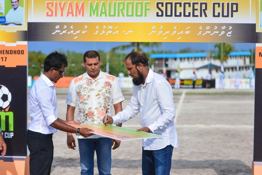 15 ނޮވެމްބަރ 2017: ސިޔާމް މައުރޫފް ސޮކާ ކަޕް ފެށުމުގެ ރަސްމިއްޔާތުގެ ތެރެއިން: މުބާރާތުގެ ދެ ބާނީން، ރައްޔިތުންގެ މަޖިލީހުގެ މީދޫ ދާއިރާގެ މެމްބަރު އަހްމަދު ސިޔާމް މުހައްމަދާއި ކެނދިކުޅުދޫ ދާއިރާގެ މެމްބަރު އަލީ މައުރޫފަށް ނ. މާޅެންދޫ އިން ވަނީ ހޫނު މަރުހަބާއެއް ކިޔާފައި---ސަން ފޮޓޯ/ މުހައްމަދު އަފްރާހް 